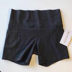 NWT New Athleta Salutation Stash Pocket II 5” Short Sz M Medium Black